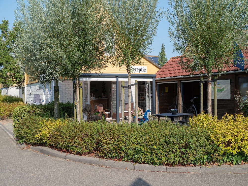 Holiday Home in Zeeland with Spacious Garden — 4-Star Luxury Hotel in Wemeldinge, Netherlands