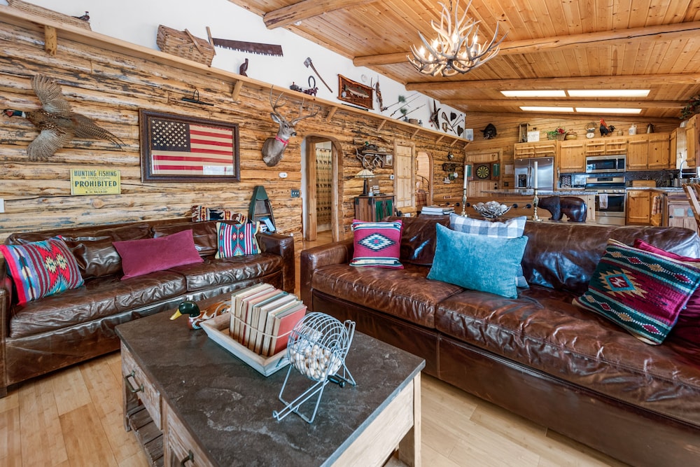 Moon Bear Lodge — 4-Star Luxury Hotel in Big Bear City, United States