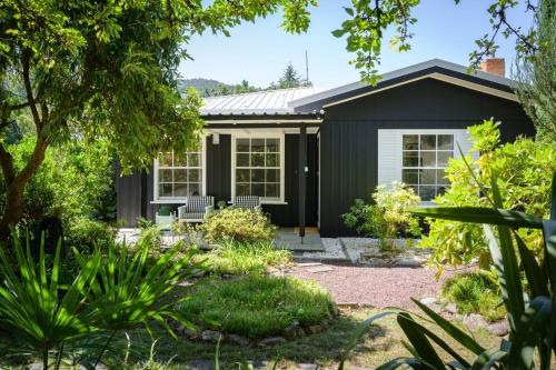 Golden Pine Retreat in Bright, Australia