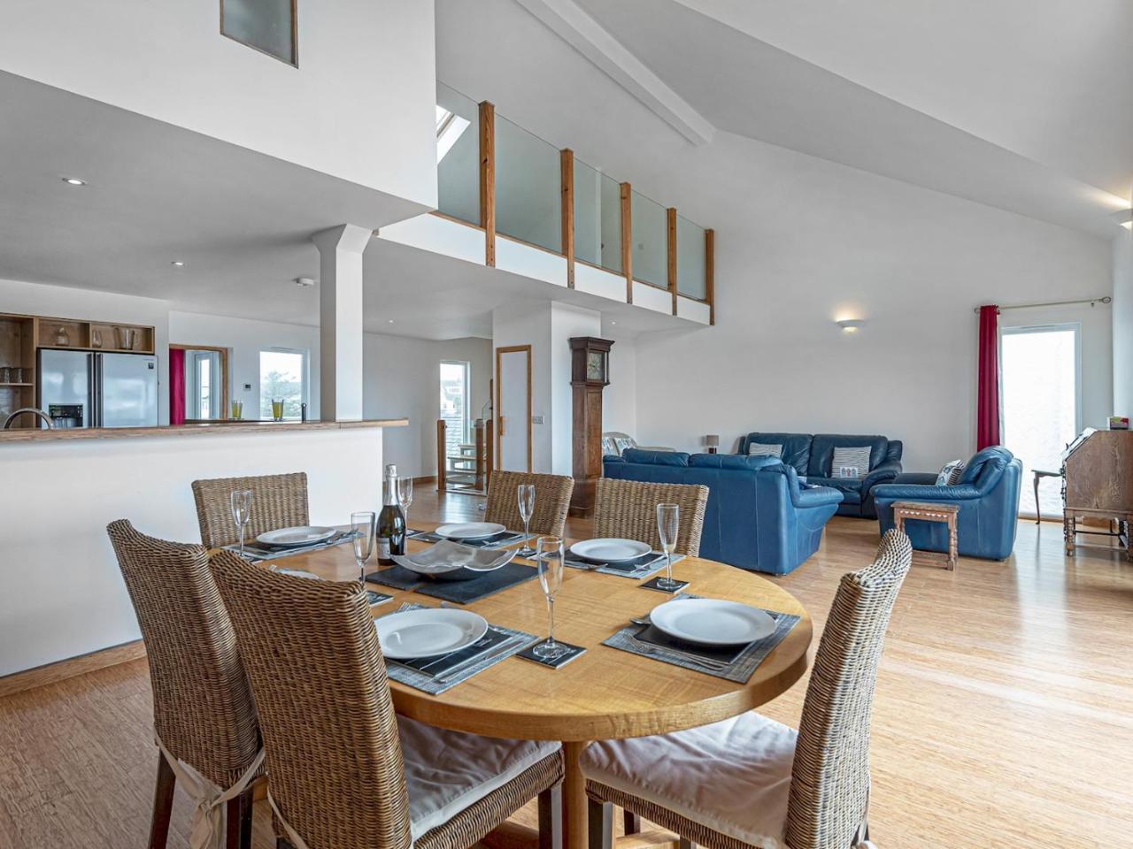 Celyn Y Mor Stunning Rhosneigr Family Beach House Pass the Keys — 4-Star Luxury Hotel in Rhosneigr, United Kingdom