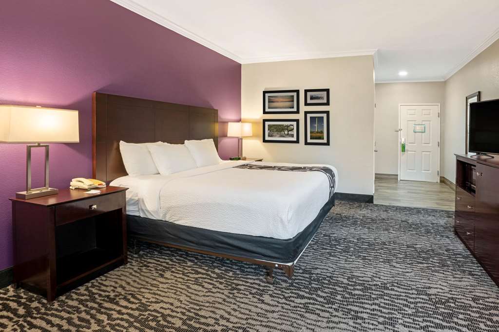 La Quinta Inn & Suites by Wyndham Houston Magnolia - photo 15