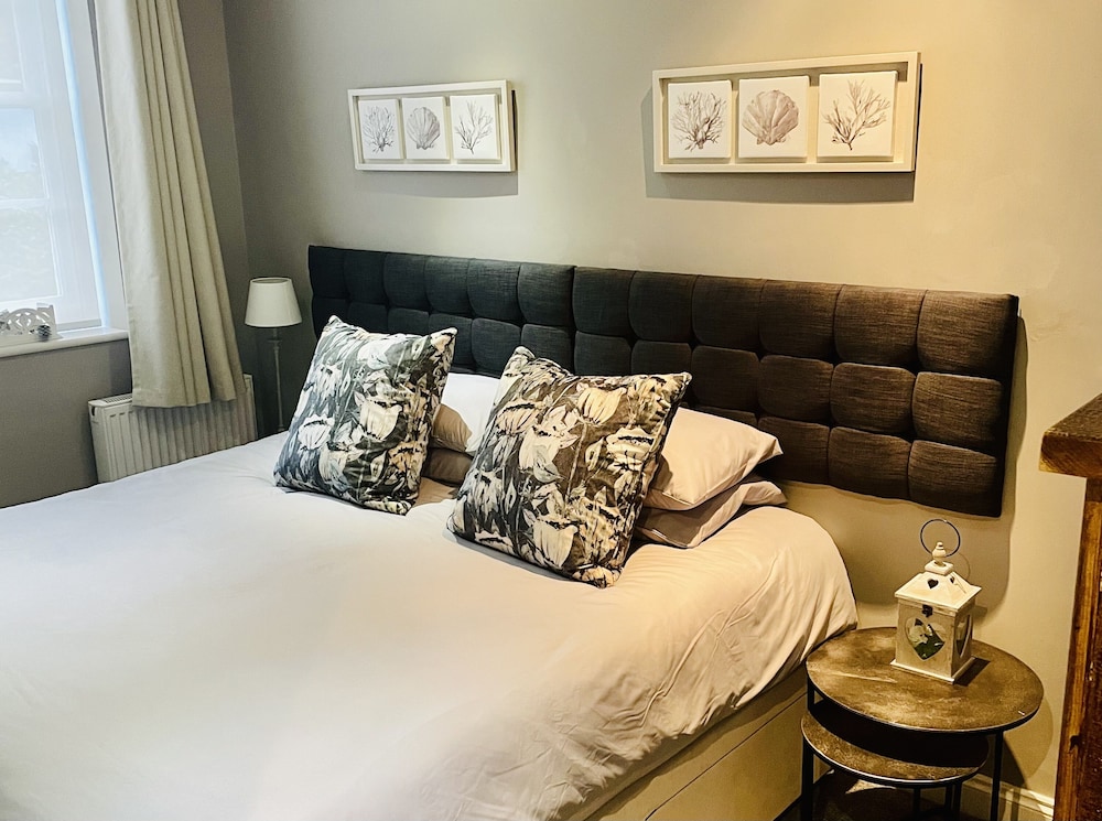 Stunning 2 bed 2bath Apt in Whitby With Parking
