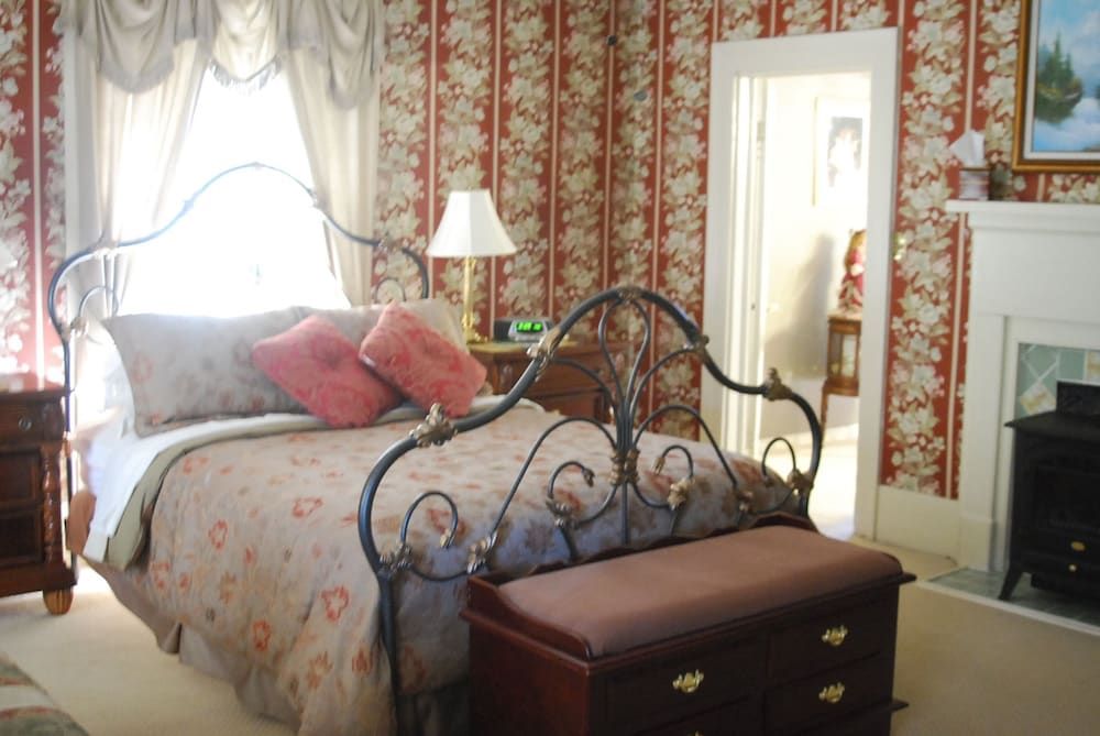 Commodore Bed and Breakfast - photo 9