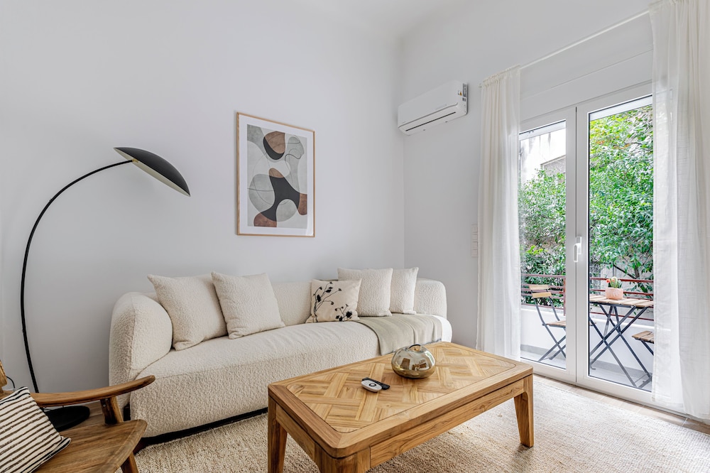 Chleo Glamorous 2 BR Apt. in Athens — 4-Star Luxury Hotel in Athens, Greece