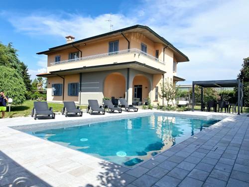 Villa 2 — 4-Star Luxury Hotel in Cassano D'adda, Italy