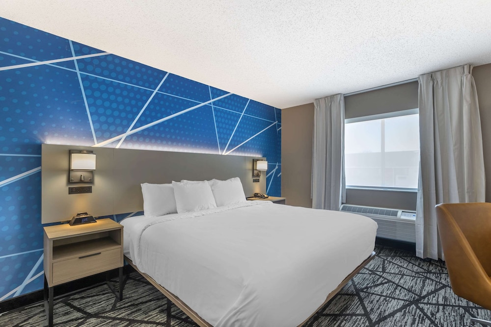 AmericInn by Wyndham Davenport - photo 4