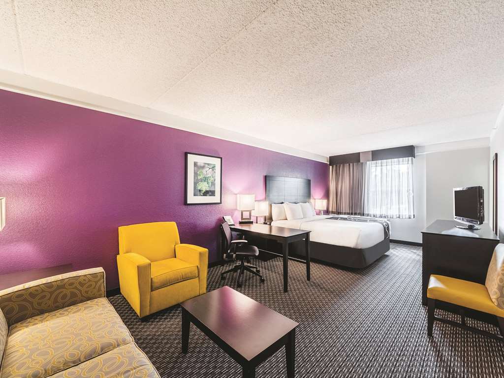 La Quinta Inn & Suites by Wyndham San Antonio Downtown - photo 22