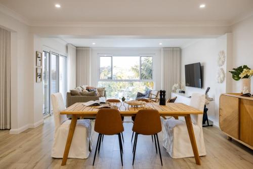 Luxurious Waterfront Retreat In Oatley — Oatley