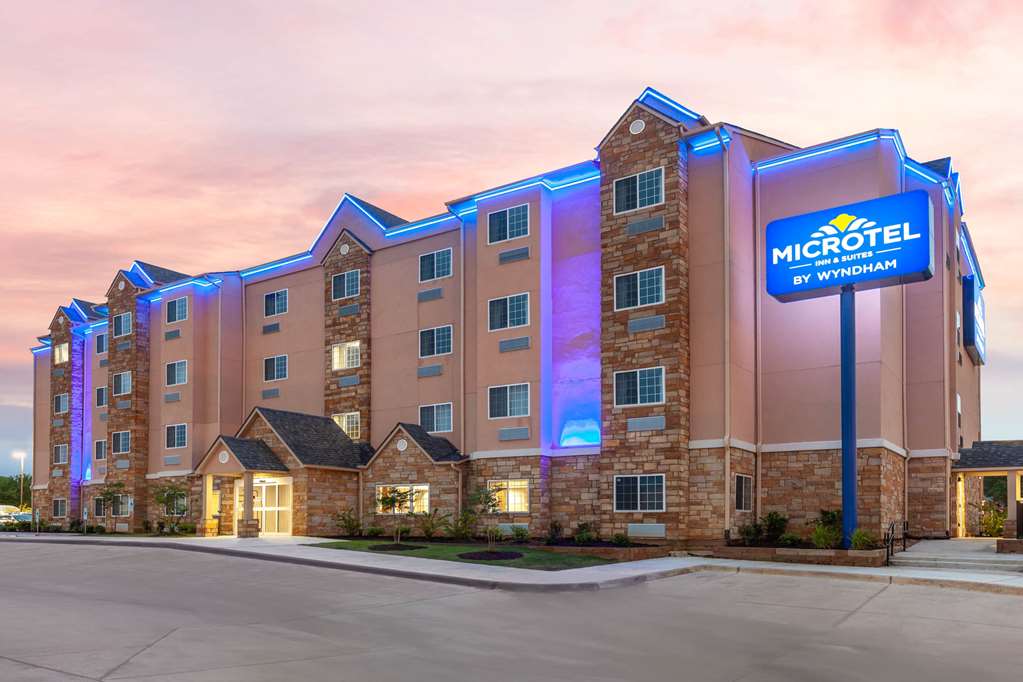 Microtel Inn & Suites by Wyndham College Station - photo 2