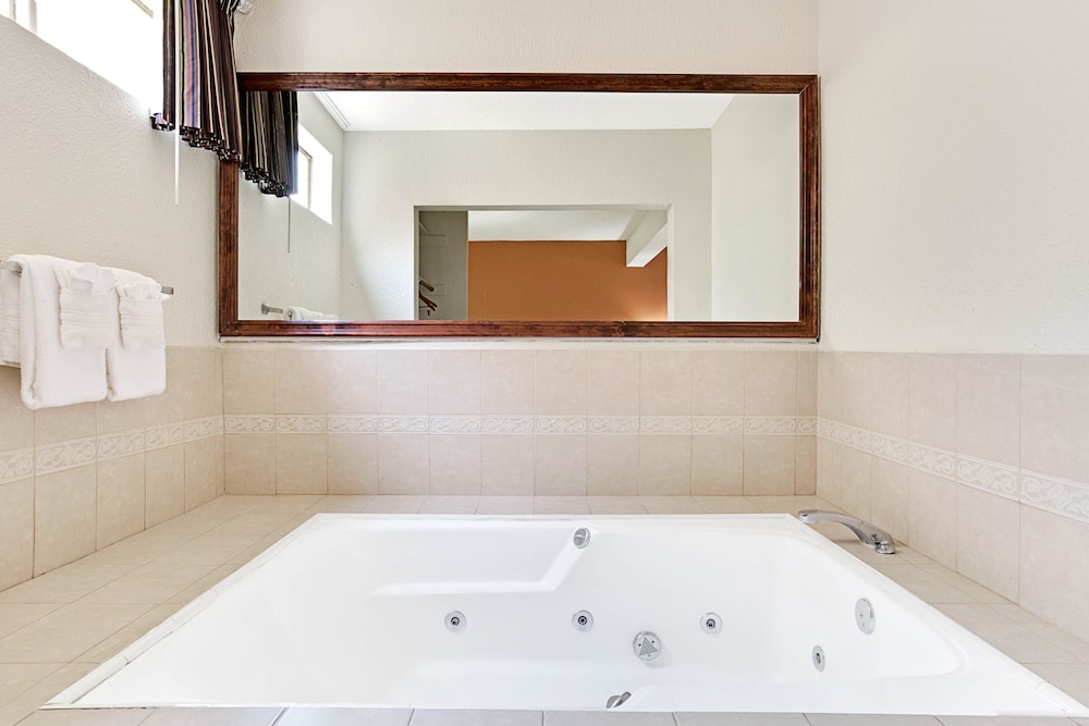 Torrance Inn & Suites - photo 4