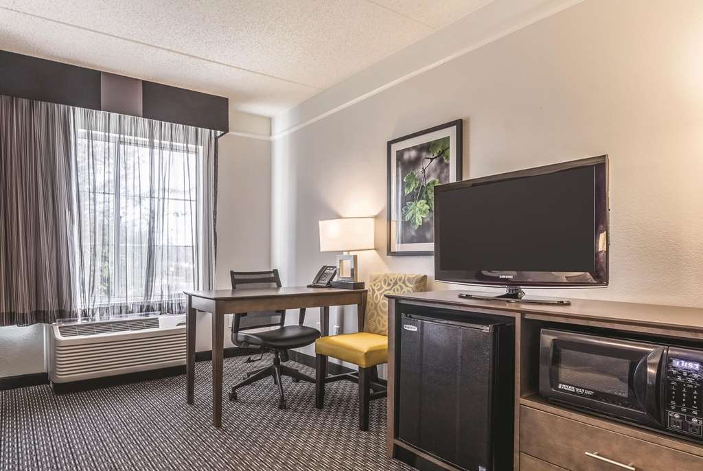 La Quinta Inn & Suites by Wyndham Alexandria Airport - photo 21