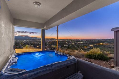 Dewey Mountain Getaway 3BR Home with Hot Tub Gym and Sauna — 4-Star Luxury Hotel in Humboldt, United States