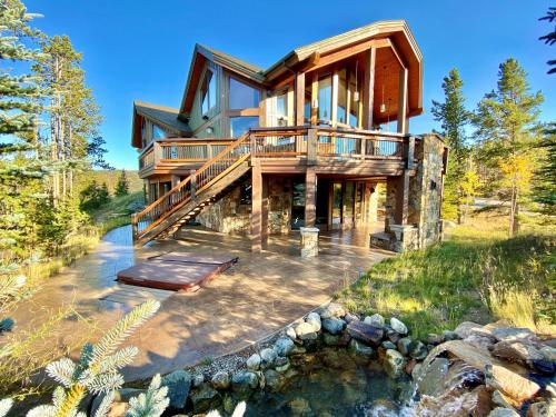 Four master suites VIEWS Hot tub private ski SHUTTLE sprawling entertaining areas in Breckenridge, United States