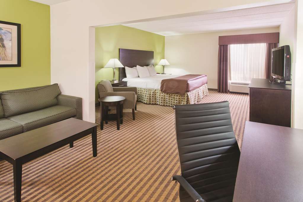 La Quinta Inn & Suites by Wyndham Columbus Grove City - photo 17