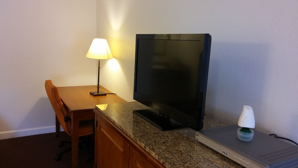 Country Regency Inn & Suites - photo 36