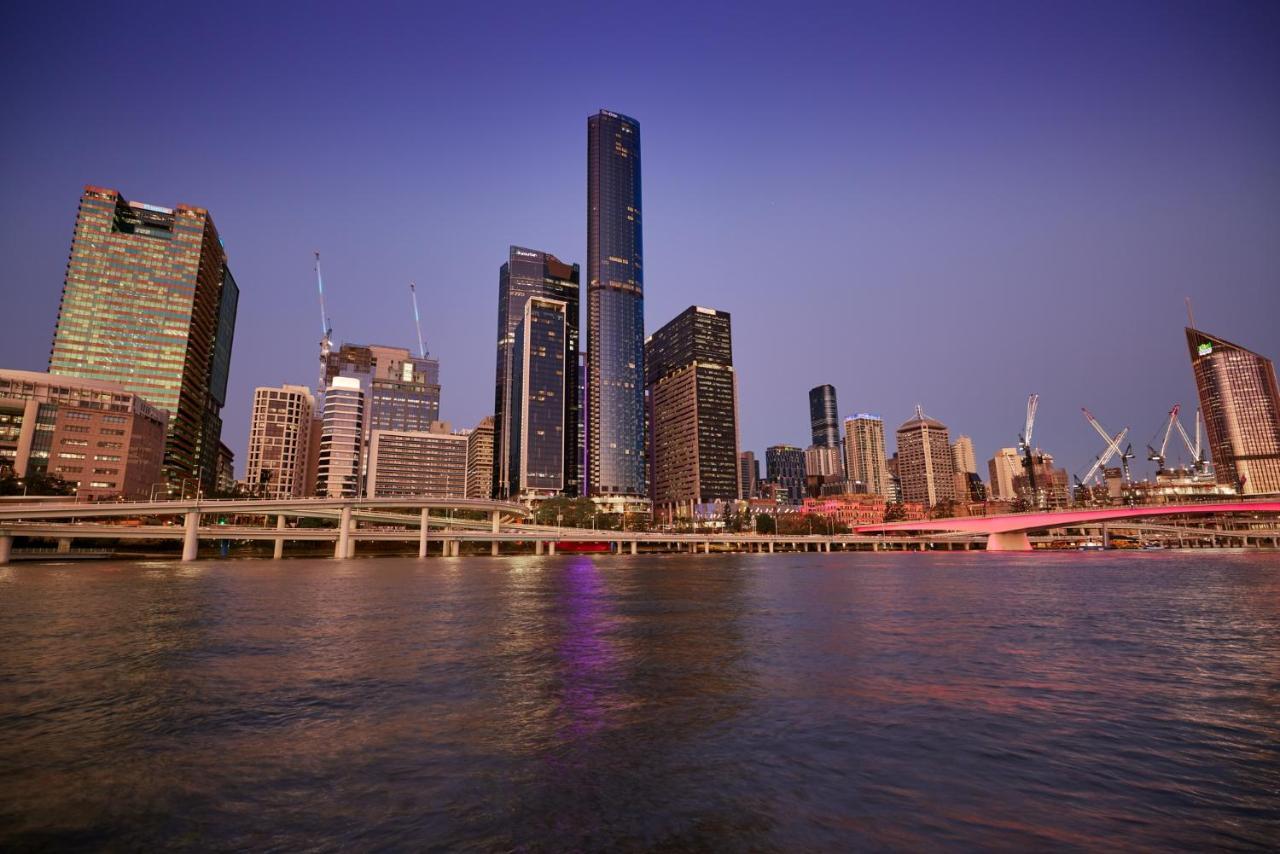 Riverfront Panorama with 2 Kings Fireworks & Parking — 4-Star Luxury Hotel in Brisbane, Australia