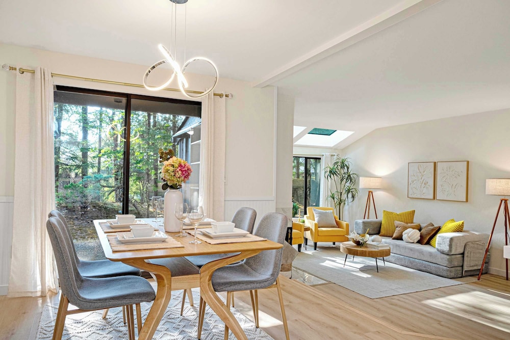 @ Marbella Lane Luxury Townhome 14 Min to Lumen in Bellevue, United States