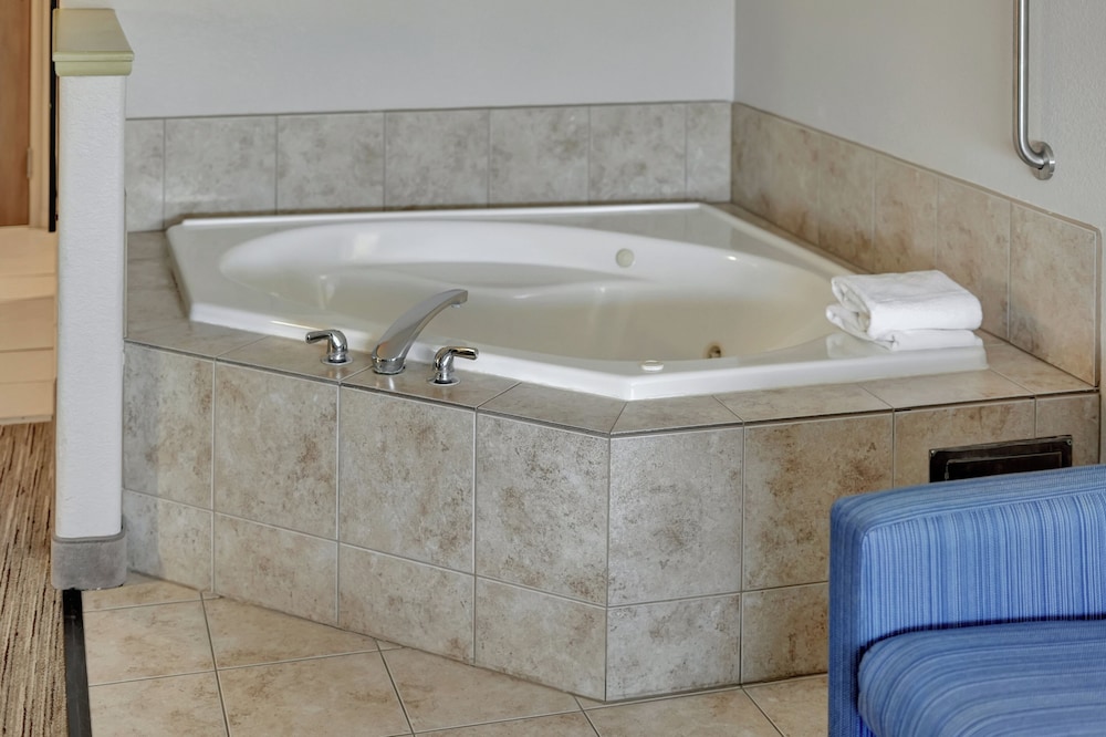 Holiday Inn Express Hotel & Suites Beatrice by IHG - photo 34