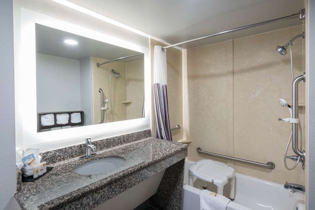 La Quinta Inn & Suites by Wyndham Clarksville - photo 7
