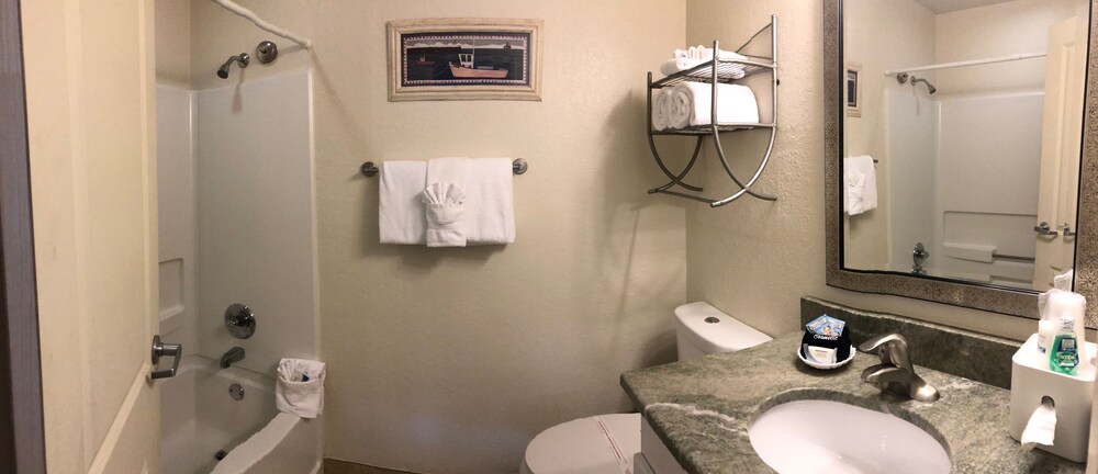 Legacy Harbour Hotel & Suites - photo 13