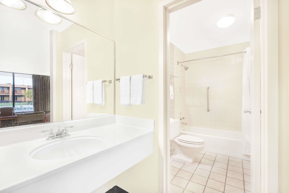 Baymont by Wyndham Paris - photo 20