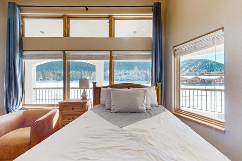 Lakefront Keystone Studio - carbon neutral hotel in Keystone