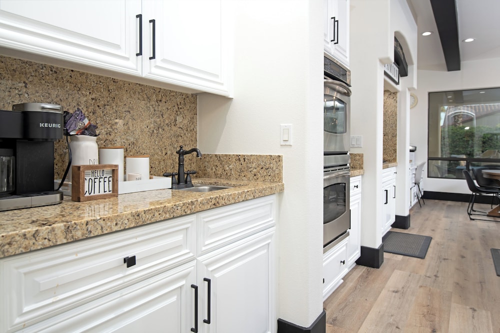 5BR Resort Style Entertainer with Pool Spa BBQ - photo 17