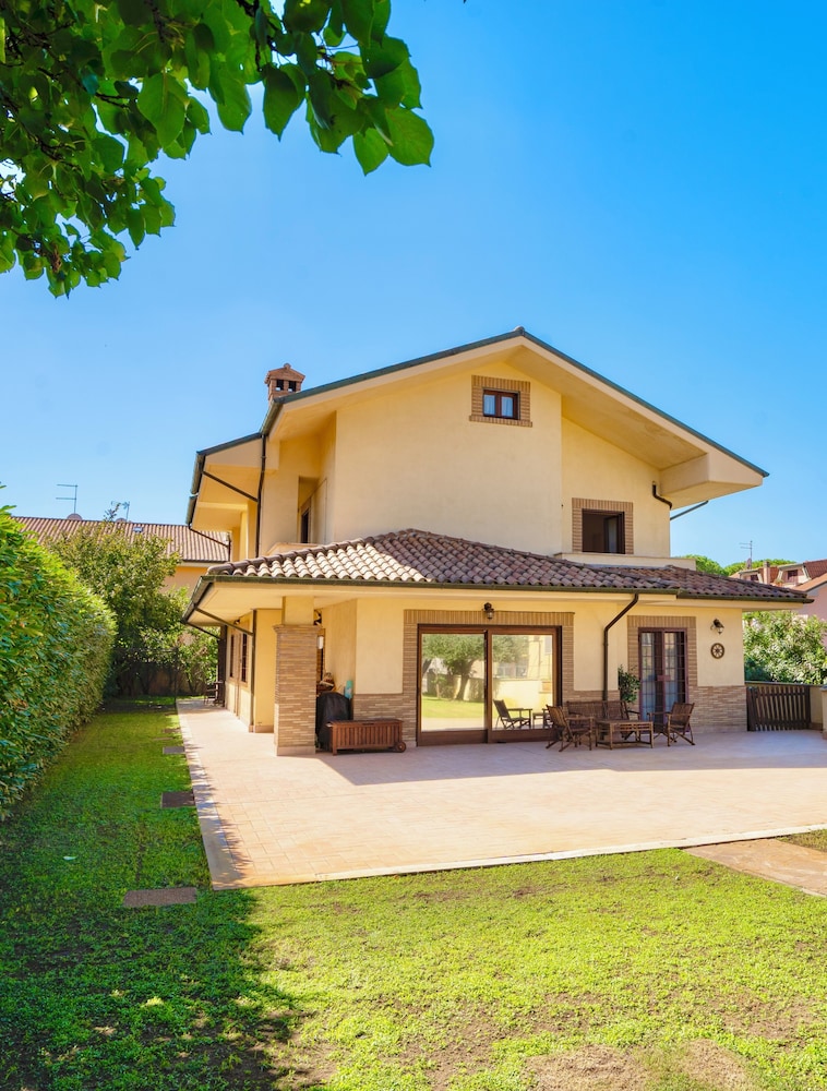 Villa Antonella Wellness & Jacuzzi — 4-Star Luxury Hotel in Ciampino, Italy