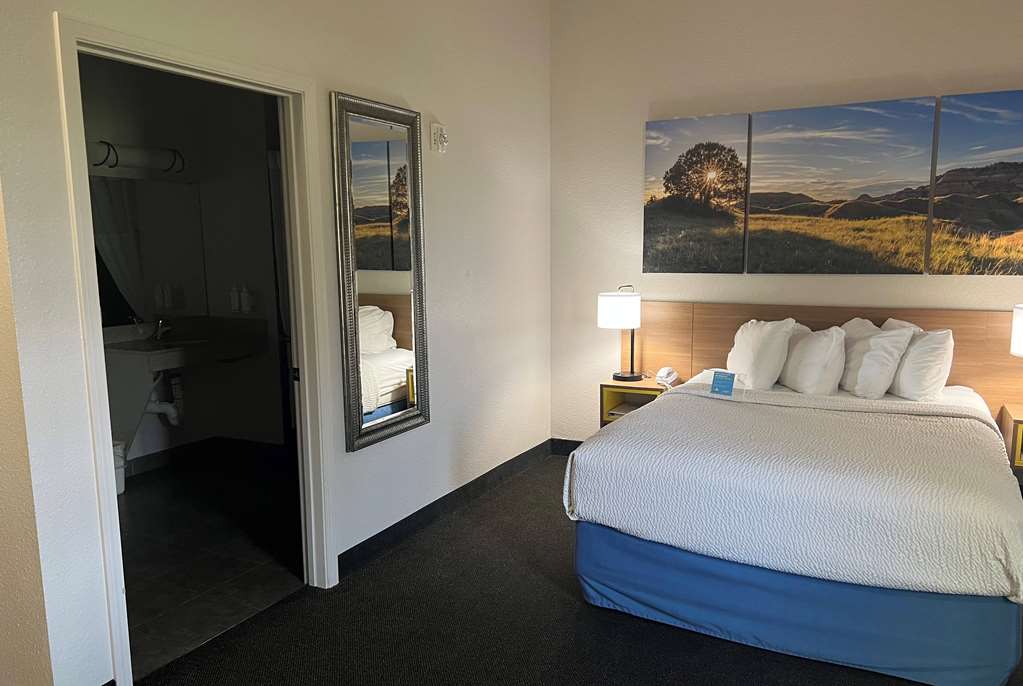 Days Inn & Suites by Wyndham Columbus NE - photo 10