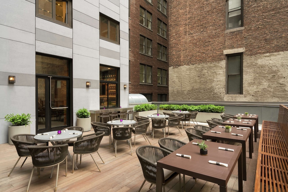 Embassy Suites by Hilton New York Manhattan Times Square - photo 98