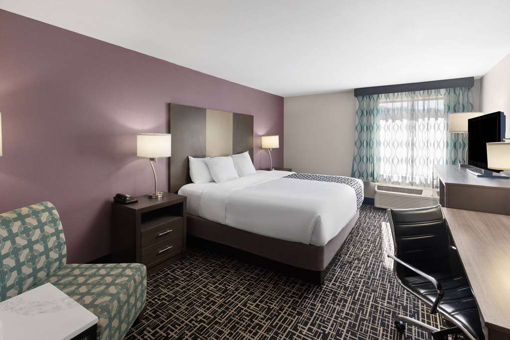 La Quinta Inn & Suites by Wyndham Snellville Stone Mountain - photo 15