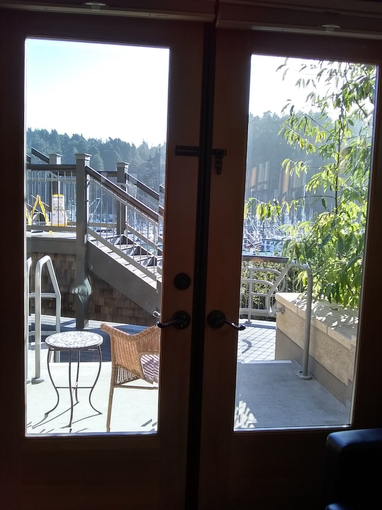 Noyo Harbor Inn Restaurant and Tavern - photo 68