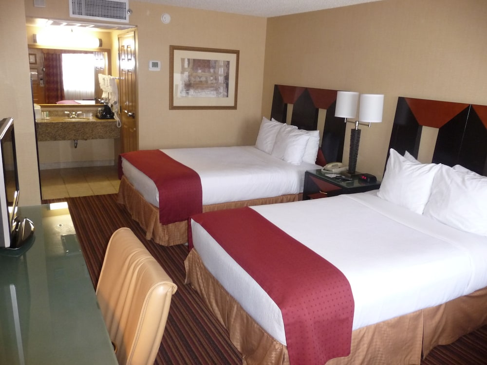 Ramada by Wyndham San Diego National City - photo 9