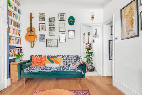 Charming & Comfortable Flat Close to Oval stadium and Tube Pass the Keys — 4-Star Luxury Hotel in London, United Kingdom