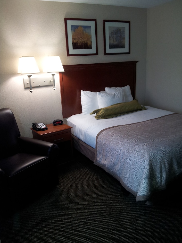 Candlewood Suites Fredericksburg an IHG Hotel - photo 2