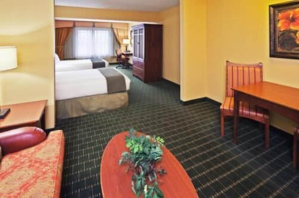 The Q Hotel & Suites - photo 8