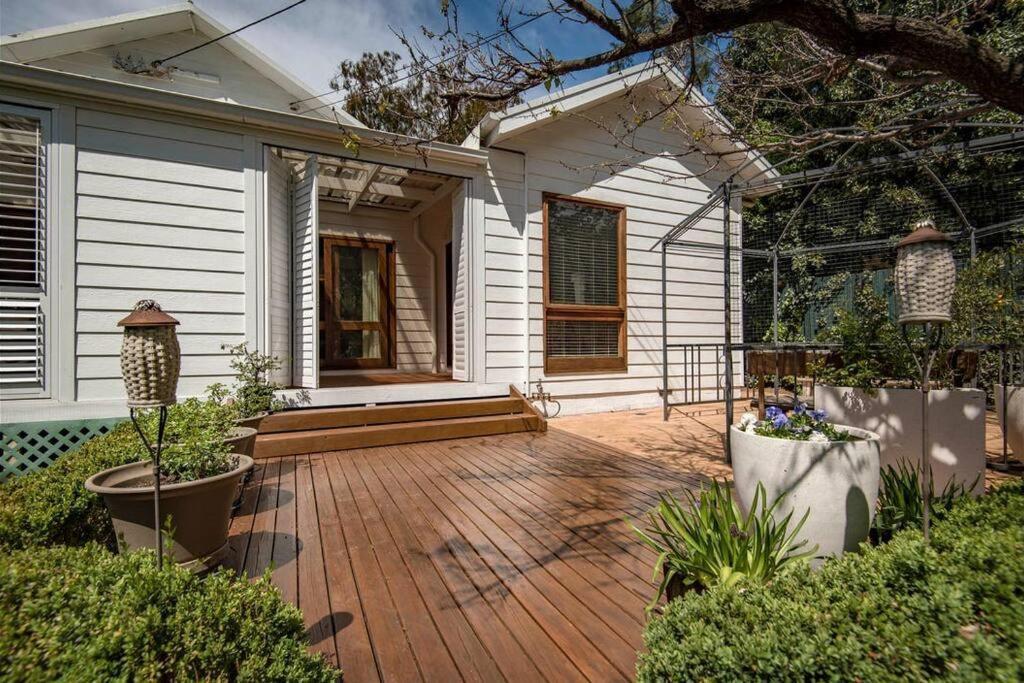 Capital Cottage — 4-Star Luxury Hotel in Narrabundah, Australia