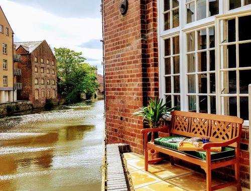 Cocoa Lily River fronted studio in the city with secure parking — 4-Star Luxury Hotel in York, United Kingdom