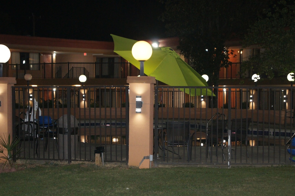 Days Inn by Wyndham Durham Near Duke University - photo 51
