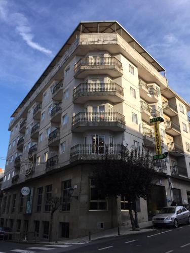 Hotel Restaurante Derby — hotel in O Carballino