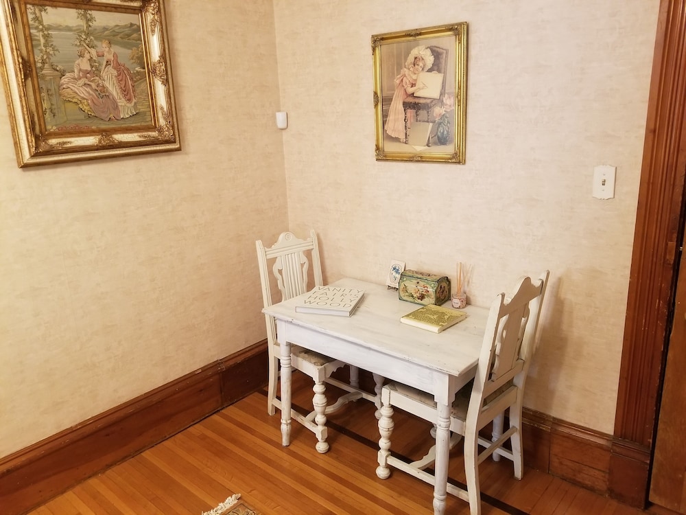 Historic Victorian Inn - photo 27