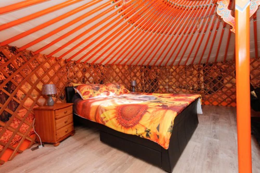 Orange Yurt with Hot Tub Sleeps 3 Parking & Pets — hotel in Turriff