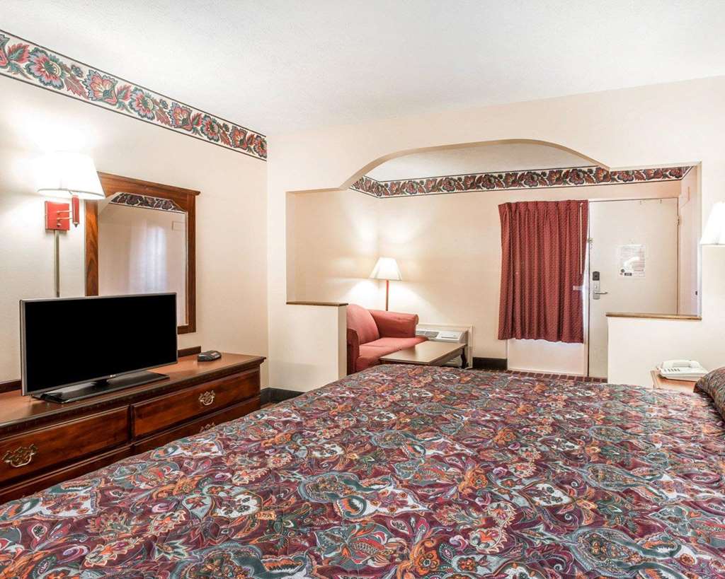 Econo Lodge McDonough South - photo 15