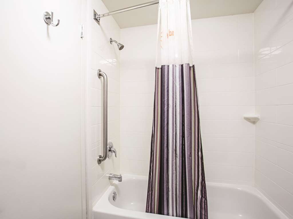 La Quinta Inn & Suites by Wyndham Baltimore N White Marsh - photo 25