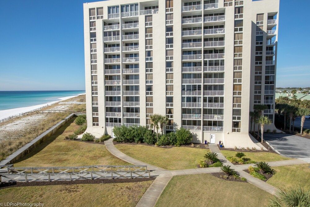 Shoreline Towers 1052 2 Bedroom Condo by RedAwning in Destin, United States