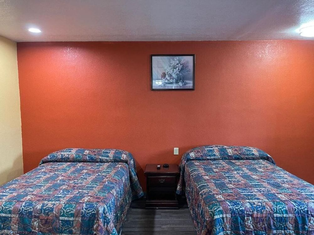 Kenwood Court Motel - photo 13