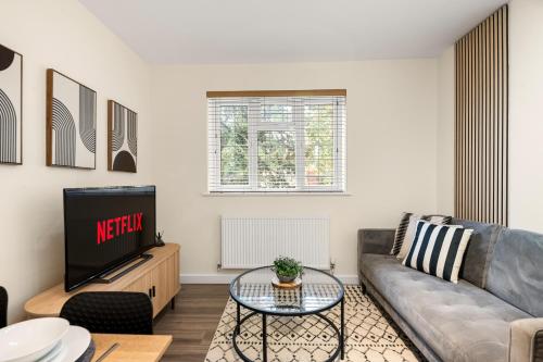 Western House Sleeps 5 Free parking Longer stay savings
