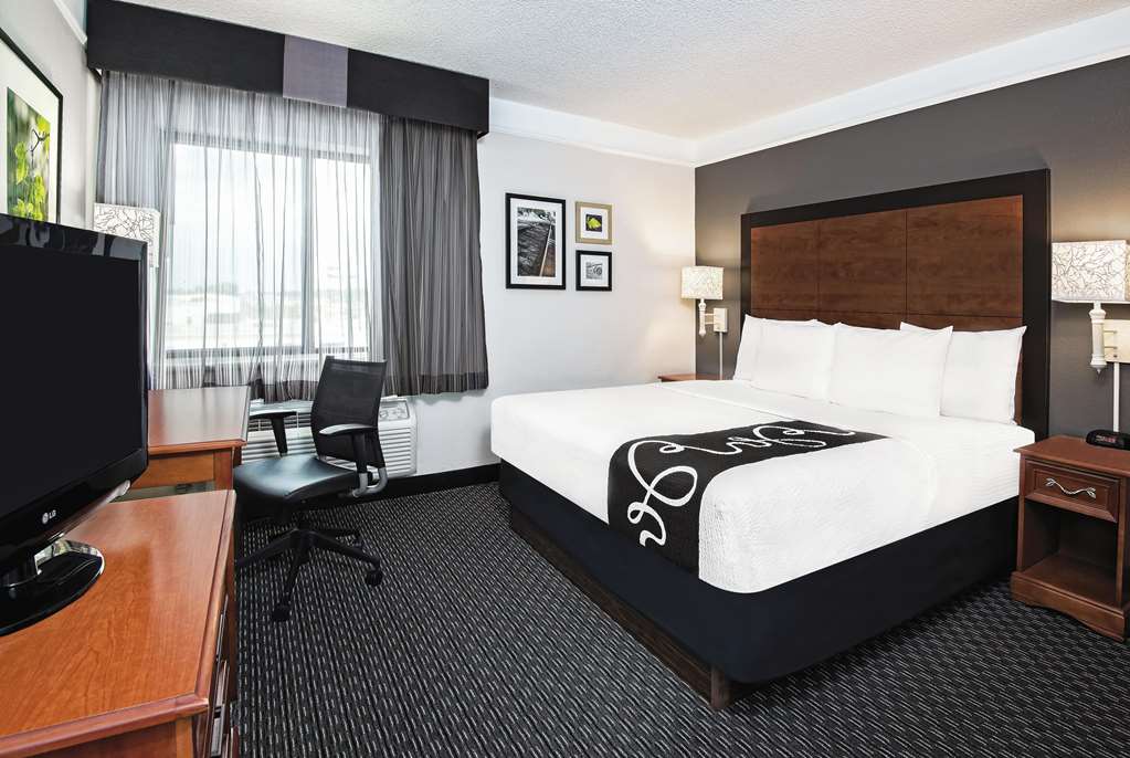La Quinta Inn & Suites by Wyndham San Antonio Riverwalk - photo 32