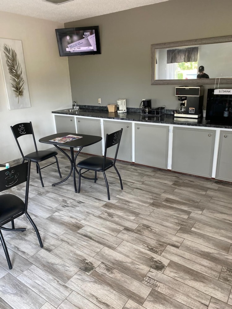 Americas Best Inn Brinkley - photo 4