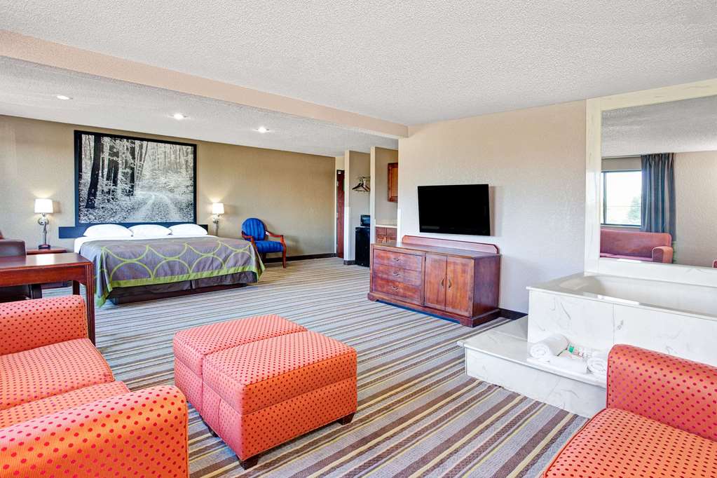 Super 8 by Wyndham Roseville Detroit Area - photo 34